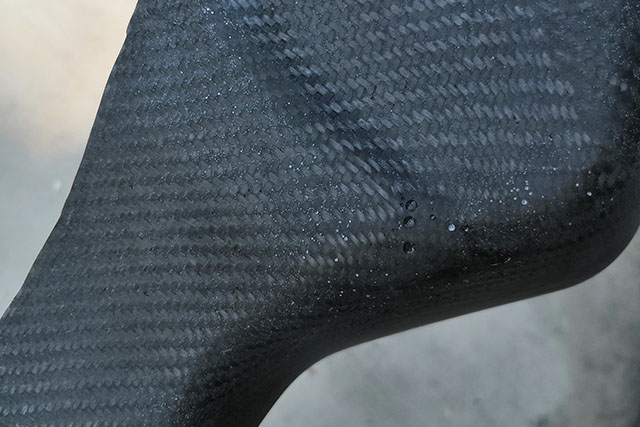 为什么碳纤维制品打磨处理建议水磨，而不是干磨？